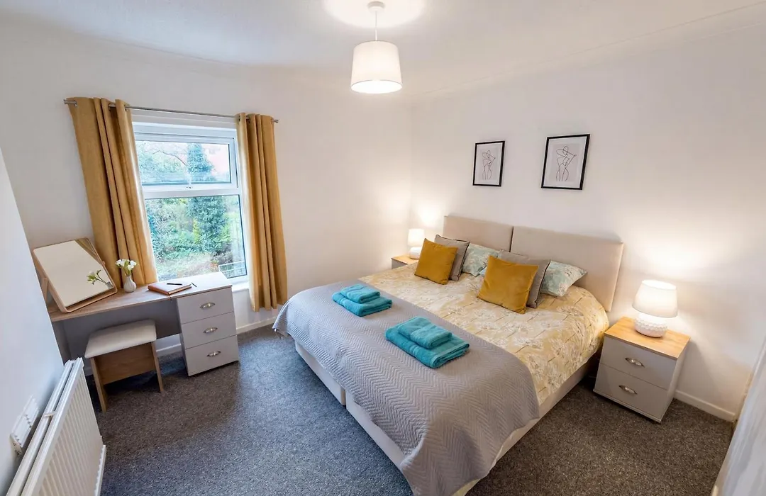 Bright 3 Bedroom Townhouse Near City Centre-1