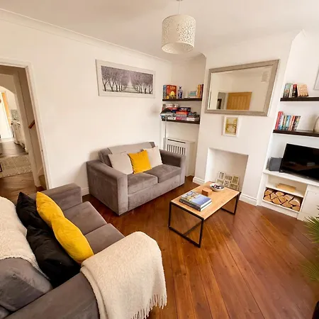 Bright 3 Bedroom Townhouse Near City Centre-3