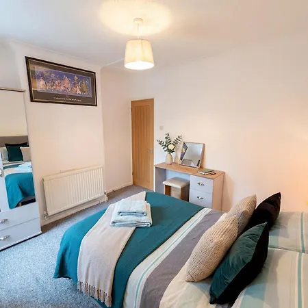 Bright 3 Bedroom Townhouse Near City Centre-2